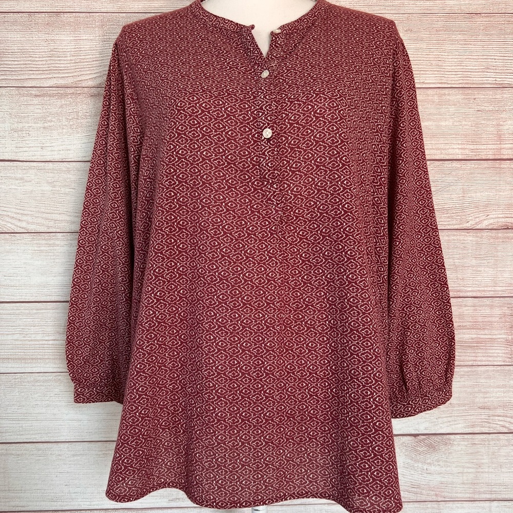 Old Navy top, size large, red & white in excellent condition,